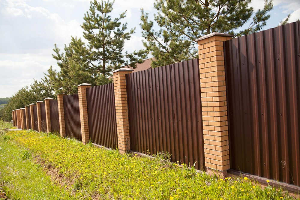 Профнастил C20 коричневый с кирпичными столбами