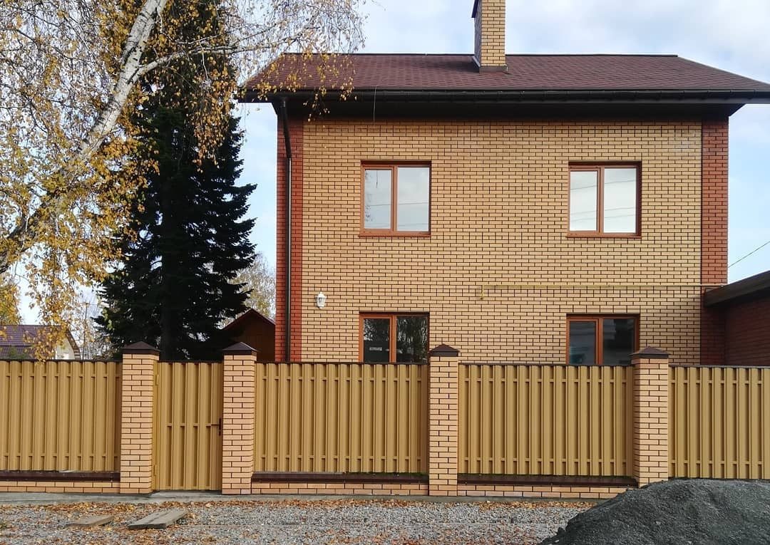 Штакетник Премиум бежевый с кирпичными столбами